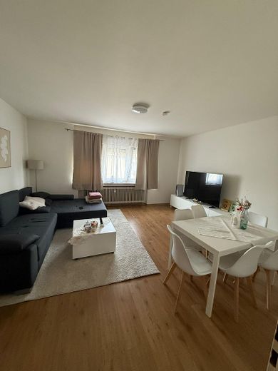 Gut geschnittene 2 Zimmer Wohnung im 2. OG mit Balkon ab dem 01.12.2026. – Wohnzimmer