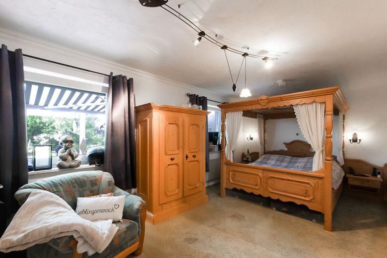 Herzensheim für große Träume - XXL-Haus mit Traumgarten &amp; Wintergarten – Schlafzimmer Hauptwohnung