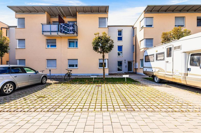 Emménagez et sentez-vous chez vous - Appartement moderne de 2 pièces, libre immédiatement – Hausansicht und Stellplatz