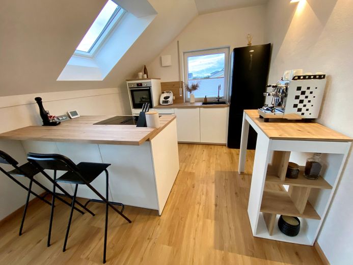 Stylowe 3-pokojowe mieszkanie na poddaszu z tarasem dachowym o powierzchni 32 m² od strony południowej – Küche
