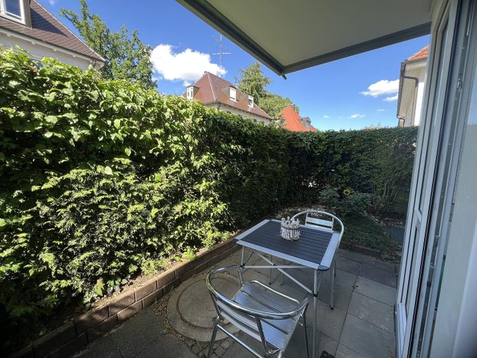 Nähe Waldfriedhof: Möblierte 2-Zimmer Wohnung im EG, kleine Anlage m. Terrasse – Terrasse/ Garten