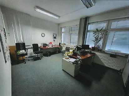 Provisievrij solitair object op toplocatie! Kantoorruimte, productie en veel buitenruimte aan de A1! – Bürofläche OG