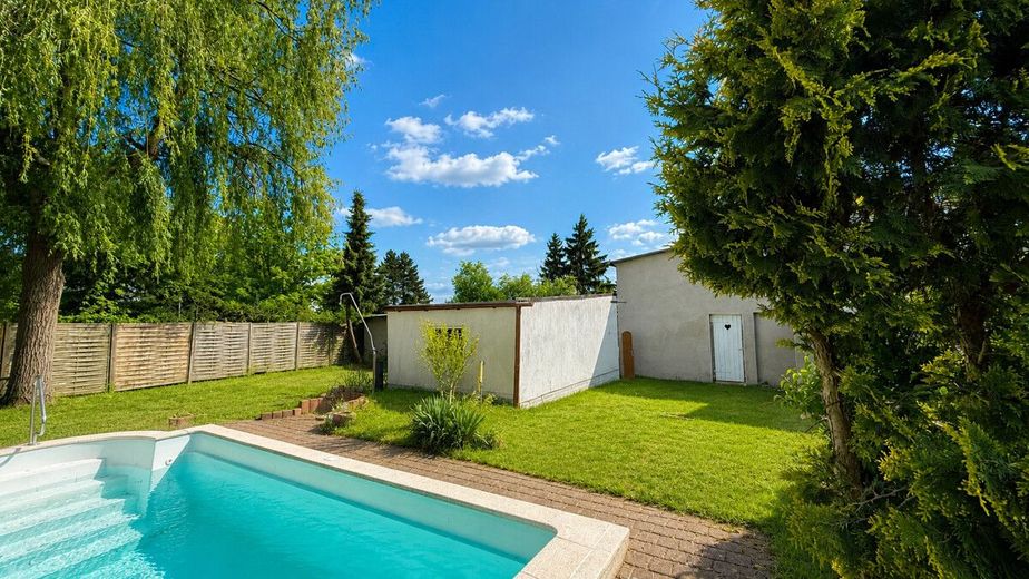 PROVISIONSFREI | Zweifamilienhaus mit Gewerbeeinheit, großem Grundstück und Pool – im Sommer lässt es sich hier aushalten