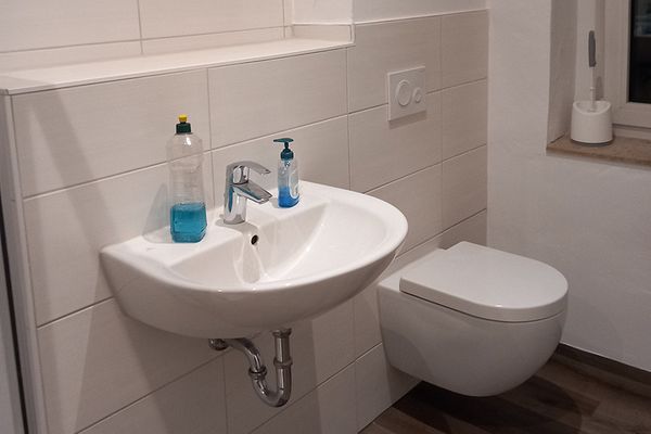 vermiete große 1 Zi Wohnung EG mit großer Wohnküche