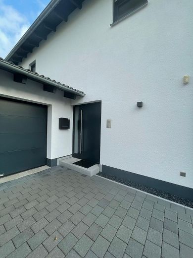 Neuwertiges Einfamilienhaus mit Wärmepumpe, PV, Doppelgarage & hochwertiger Ausstattung – Foto 3