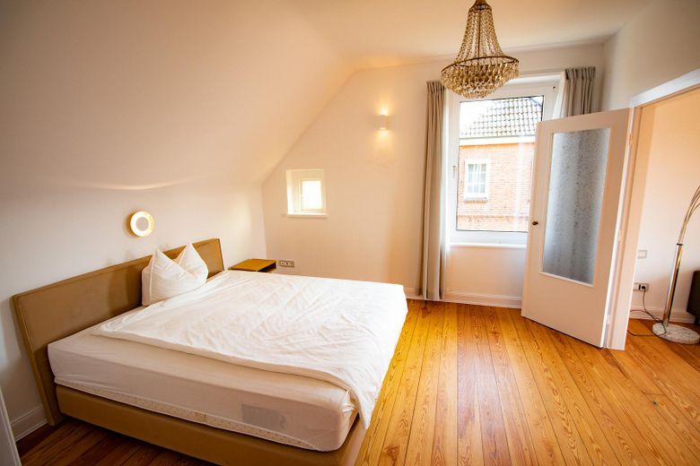Historische Rotklinkervilla – kernsaniert mit optionalem Baugrundstück – Schlafzimmer