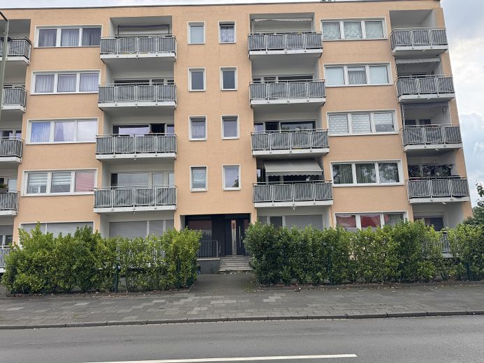 Renovierte 2,5 Zimmer Wohnung in zentraler Lage mit 2 Balkonen – Frontansicht