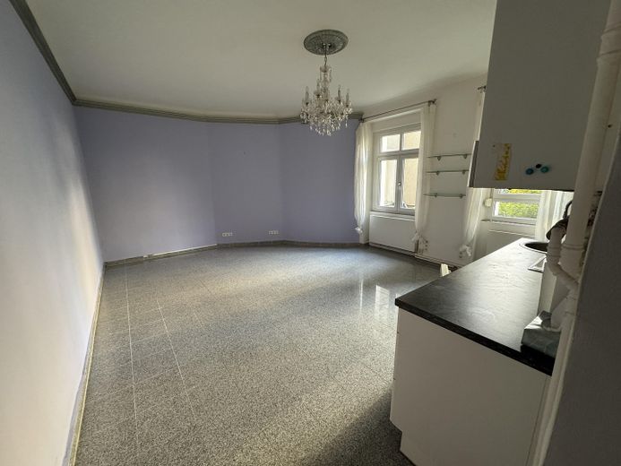 Ruhige 2-Zimmer-Altbauwohnung mit neuer Terrasse und grünem Innenhof – Wohnzimmer