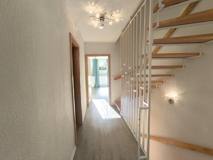 Zentrales und energieeffizientes Townhouse mit Tiefgarage und Keller – Flur 1. OG mit Sonne