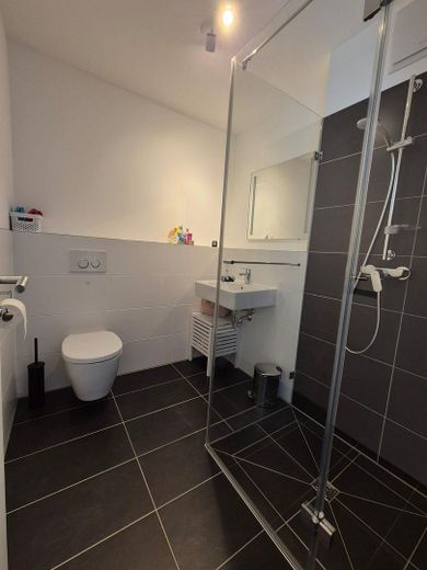 Rijtjeshuis op een toplocatie in Karlsfeld, gezinsvriendelijk, zonder makelaarscourtage – Geräumiges Duschbad