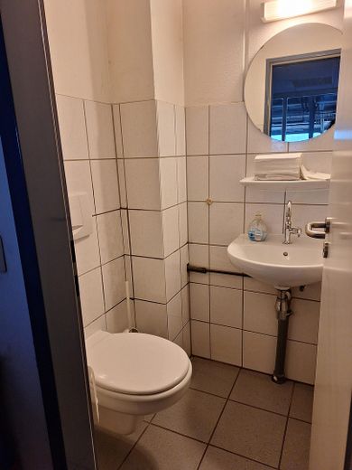 Gewerbe Halle für Handwerk, Praxis oder Verkauf in Zell - Barl – 1 Toilette