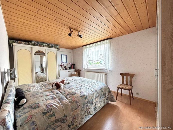 Ruhig gelegenes Einfamilienhaus mit Einliegerwohnung und großem Grundstück in Oberkotzau – VUB0002472-9
