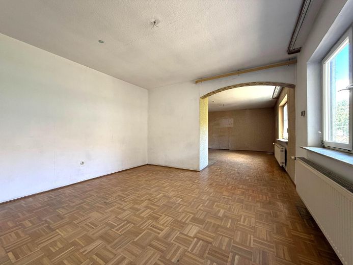 2 tolle Häuser * Neu- und Altbau * in Freisbach – Vorderhaus: Wohnzimmer