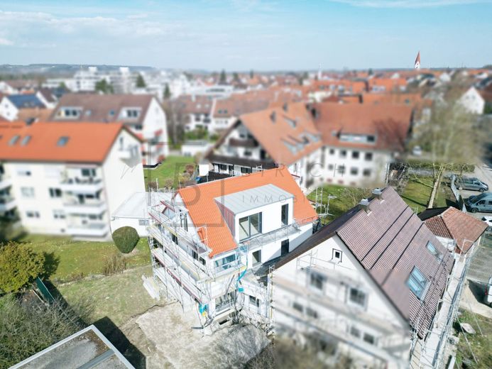 Sonnig, modern, effizient - Traumwohnung mit Dachterrasse in Neu-Ulm/Pfuhl – Drohnenaufnahmen