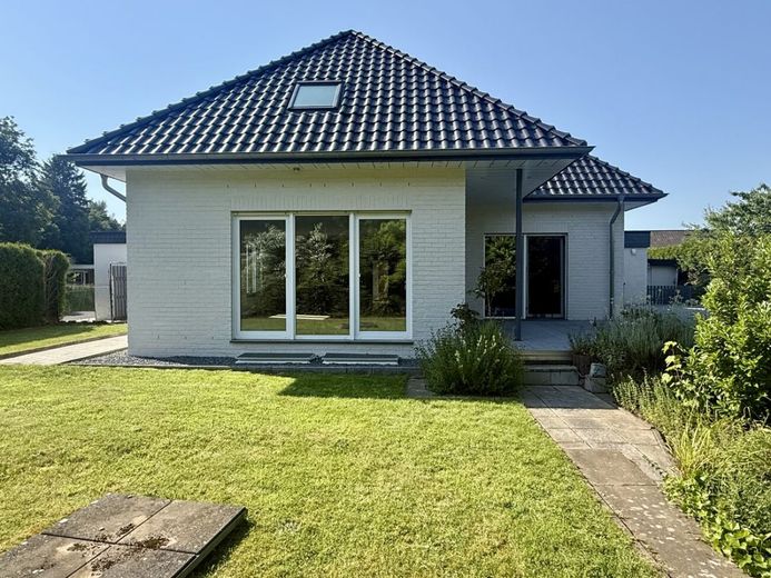 Moderner Wohntraum mit Einliegerwohnung und großer Sonnenterrasse im Speckmantel von Stadthagen – Gartenansicht