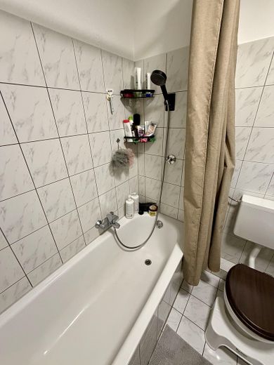 Gut geschnittene 2-Zimmer-Wohnung mit Balkon & Einbauküche in zentraler Lage von Pulheim – Badezimmer