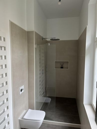 Élégant appartement de 2 pièces dans une villa urbaine classique SANS COMMISSION ! (autres appartements disponibles) – Bad