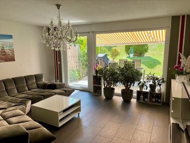 Vivere dove gli altri vanno in vacanza - moderna casa a schiera con una splendida vista sul lago sulla Höri – Wohnzimmer