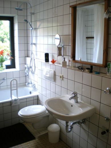 Bad mit Badewanne/Dusche