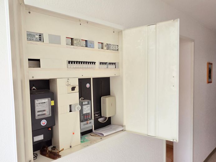 Provisionsfrei: Großzügiges Einfamilienhaus in ruhiger Aussichtslage mit teilbarem Großgrundstück – Elektroschrank Kellergeschoss