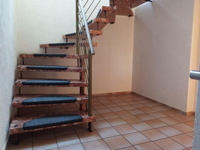 Solides MFH, Schweriner Stadtrand, als Investment o. Eigennutzung, sof. bezugsfähig, 2.505m² Grdst. – Treppe rechts a