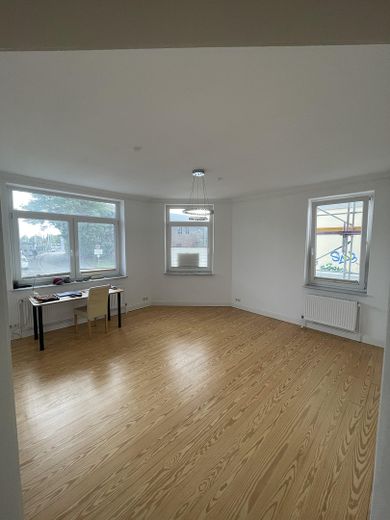 شقة جميلة من 3 غرف في مبنى قديم مع تراس – Wohnzimmer