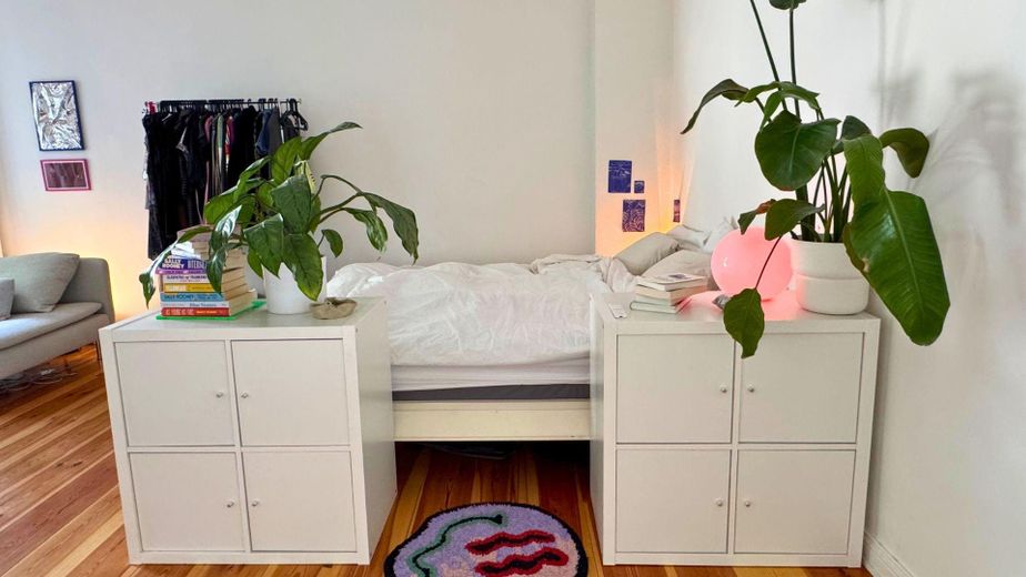 Helle möblierte 1-Zimmer-Wohnung mit Balkon im Herzen von Friedrichshain – Schlafbereich
