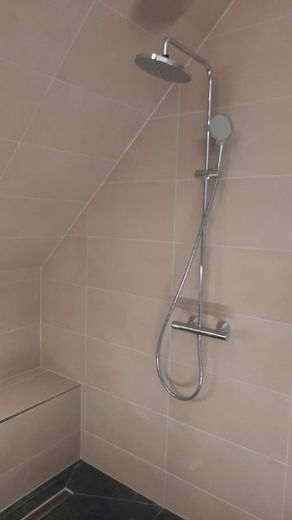 Autarke Business-Residenz NRW in Autobahnnähe: Wo Innovation auf Expansion trifft (PROVISIONSFREI) – Dusche im OG