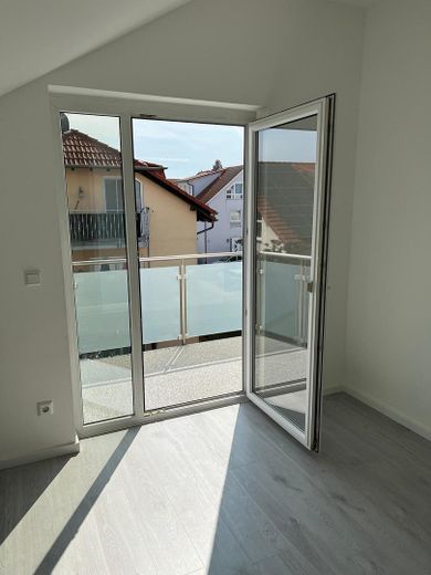 MODERNE 3-ZIMMER-DACHGESCHOSSWOHNUNG MIT BALKON, LOGGIA & EINBAUKÜCHE IN KARBEN – Photo 8