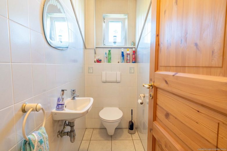 Wohnen, Arbeiten, Vermieten - vielseitiges Anwesen mit Hallen &amp; 4 Garagen – Gäste-WC