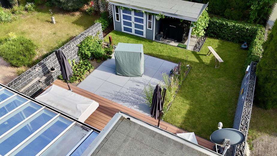Renoviertes Haus mit Wintergarten, Garage, Werkstatt und Traumgarten - Energieeffizienz Klasse C – Ansicht Garten