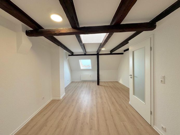 Frisch renovierte 3-Zimmer-Dachgeschosswohnung in bester Altstadtlage von Wismar. – Wohnzimmer