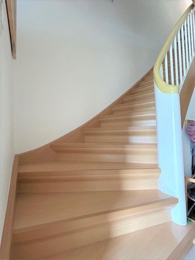 Bez prowizji! Zadbany dom w zabudowie szeregowej w dzielnicy Frohe Zukunft – Treppe zum OG
