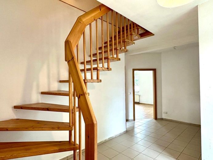 HORN IMMOBILIEN ++ uroczy dom dwurodzinny w Klein Helle, tylko 15 min do Neubrandenburga – Treppe