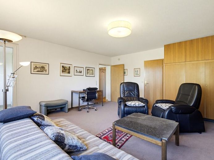 Klein, fein & mit Weitblick: Helle 1-Zimmer-Eigentumswohnung mit überdachtem Freisitz – Foto 1