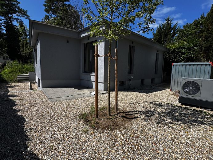 Lichtdurchflutetes Haus mit Garten – Terasse im Osten