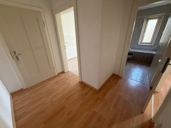 Komplett zum Innenhof / mit Balkon und Bad mit Fenster ! – Foto 1