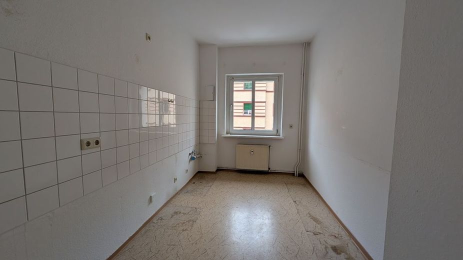 EUTRITZSCH + 2 RAUM + 2. OBERGESCHOSS + AB JULI – Küche unrenoviert - neuer Boden kommt