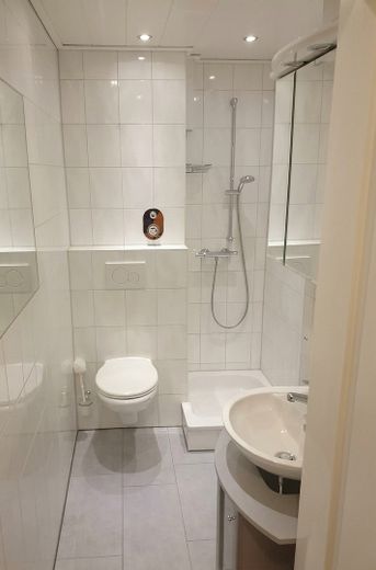 Affascinante appartamento di proprietà con 1 stanza, balcone e posto auto a Wedel – Badezimmer
