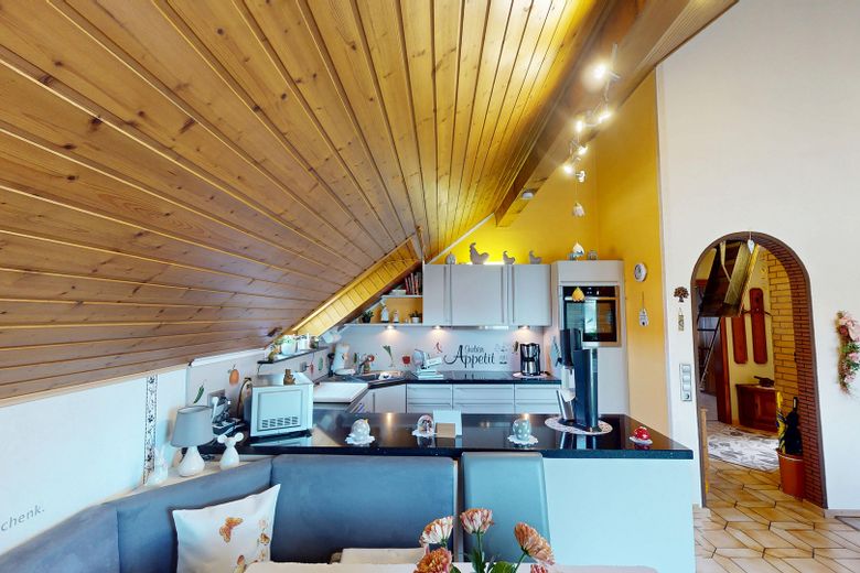 Traumhaus mit Zukunft: Zweifamilienhaus mit Einliegerwohnung, Wärmepumpe & PV-Anlage – Wohnzimmer DG