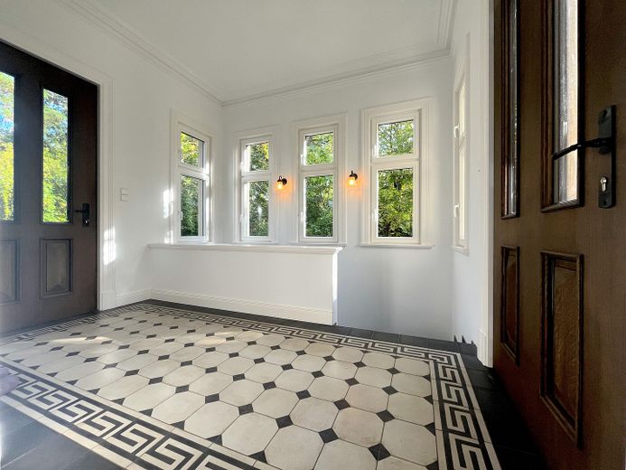 Jugendstil-Villa mit Zukunft und Geschichte - 380qm - Effizienzklasse A+ / provisionsfrei – Windfang