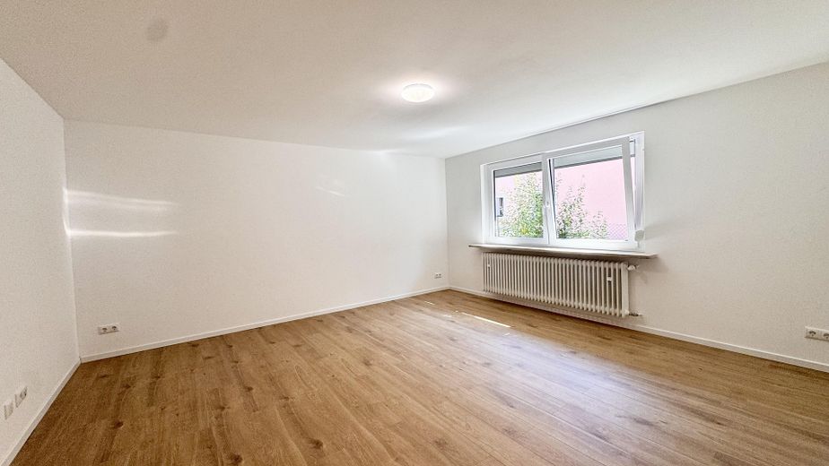 SENZA PROVVIGIONE: casa bifamiliare ristrutturata in posizione a misura di famiglia a Coburg-Scheuerfeld. – Helles Wohnzimmer EG