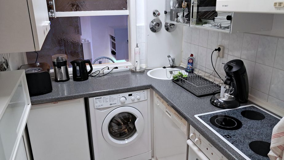 Küche mit Durchreiche