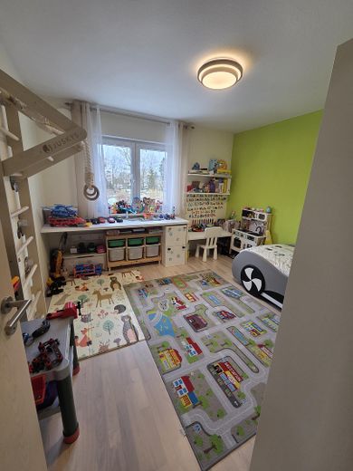 Hausgefühl statt Wohnung: Moderne 3-Zi.-Maisonette mit Garten, Terrasse & Balkon (BJ 2013) – Kinder-/Schlafzimmer