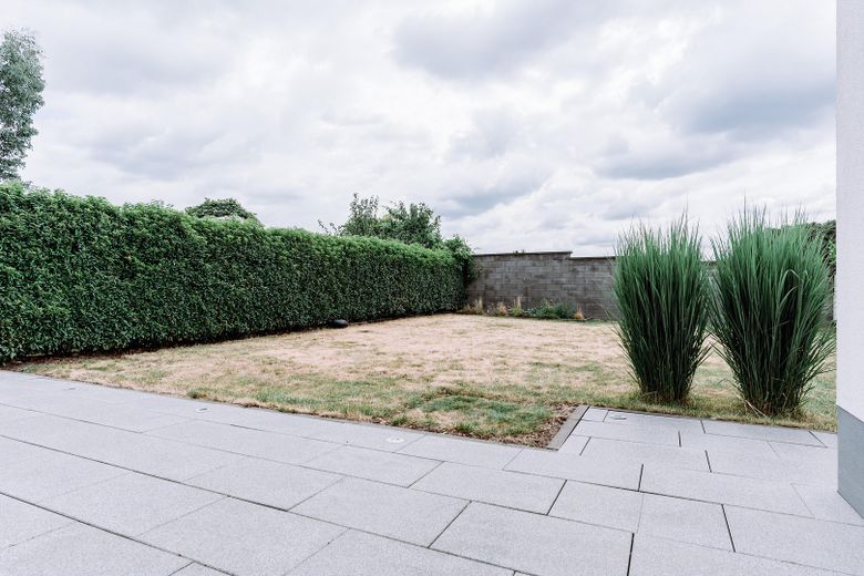 Hochwertige DHH mit Südgarten, PV, Wohnraumlüftung, 2 Wallboxen & ausgebautem Dachgeschoss – Garten