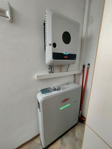 Casa pareada con cochera cubierta – Photovoltaik Batteriespeicher 