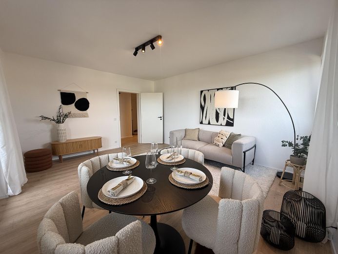 Einziehen statt renovieren: Frisch modernisierte 2-Zimmer-Wohnung mit Panoramablick – Wohn-/Esszimmer