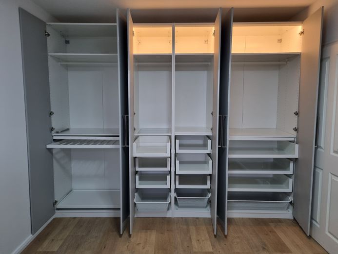 Möblierte, schön geschnittene 2-Zimmer-Wohnung mit Loggia, EBK & TG-Stellplatz am Appelhofweiher – Schlafzimmer Kleiderschrank