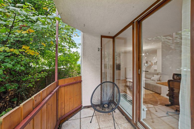 Appartamento esclusivo arredato e ristrutturato, cucina abitabile, balcone e posto auto in garage sotterraneo – Balkon