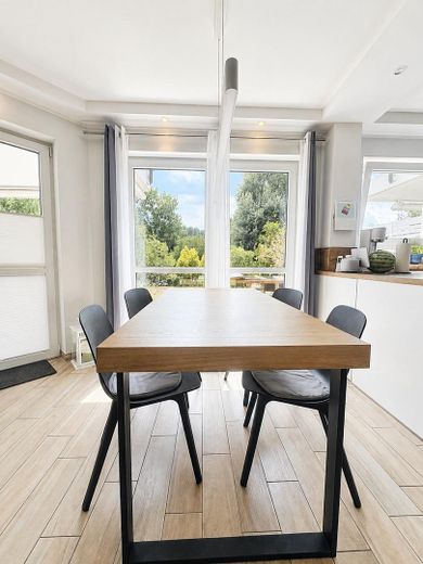 Für alle Lebensphasen: Moderne, barrierefreie EG-Wohnung mit Garten am Stadtpark Dietzenbach – Essbereich
